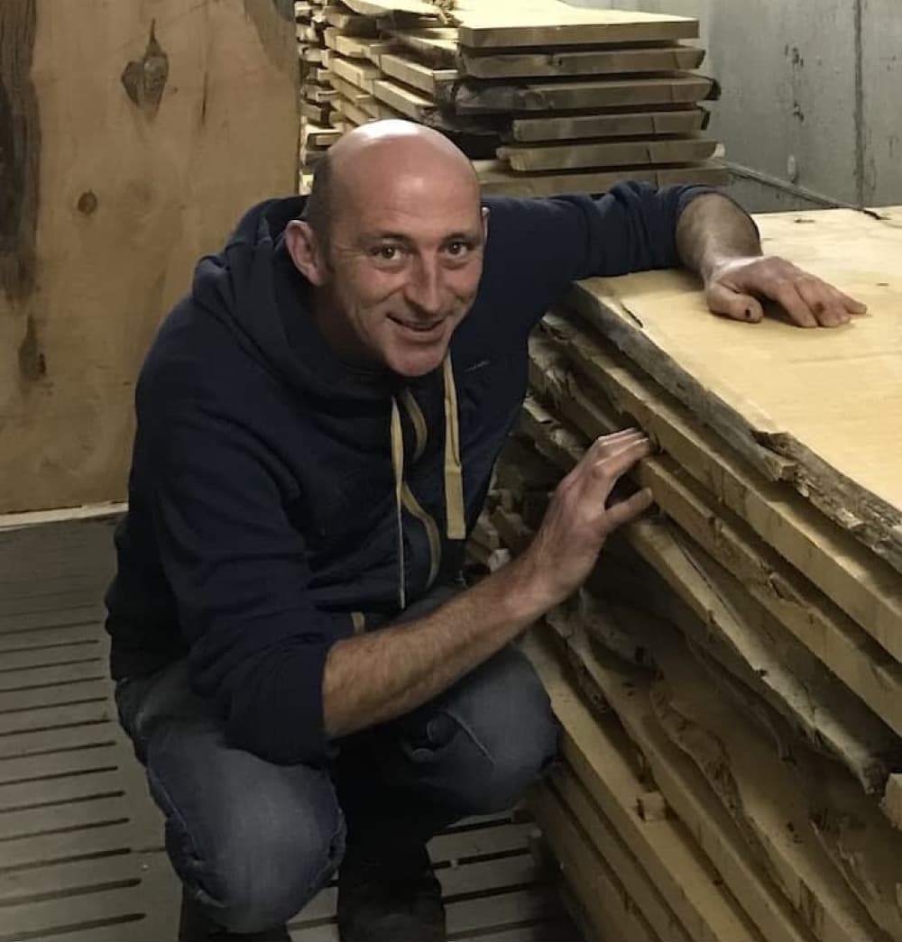 Portrait Hervé avec planches de bois
